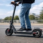 Quelle est la vitesse maximale d'une trottinette électrique selon la loi et les fabricants